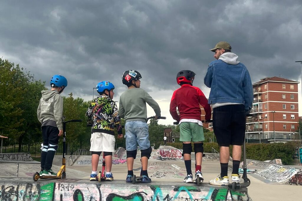 Giovani allievi Scootalia col casco allo skatepark