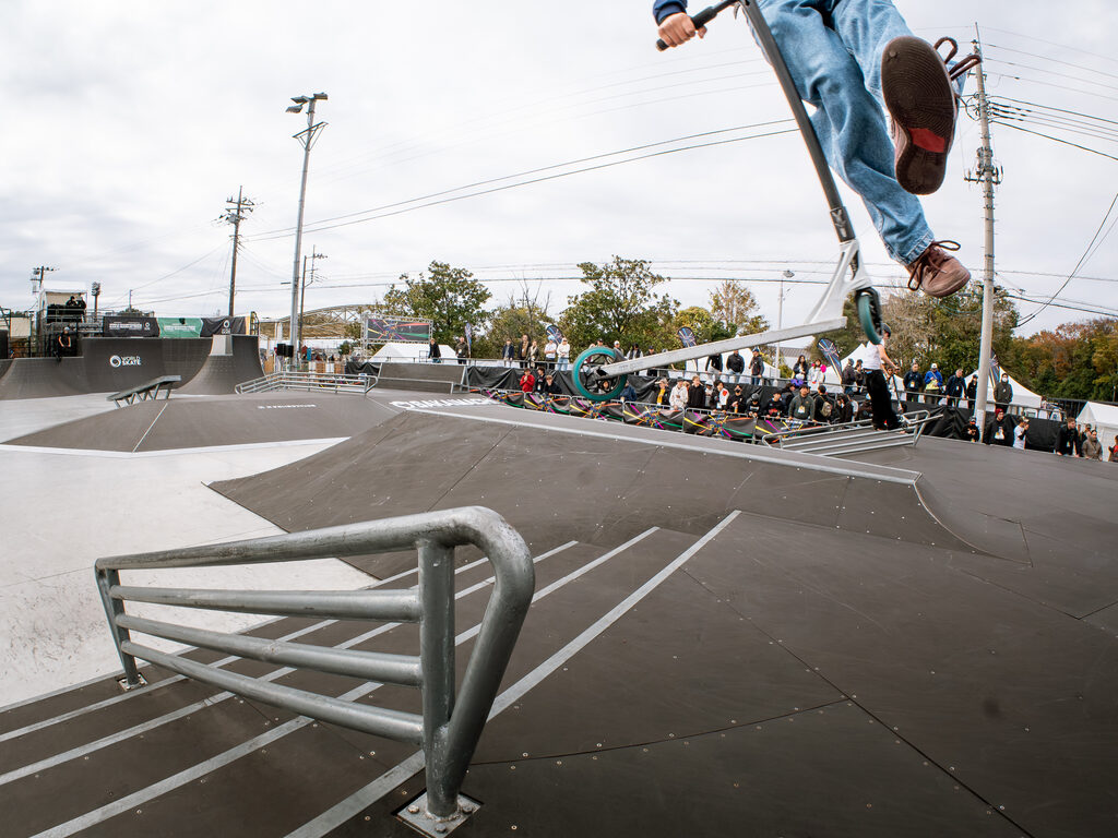 Skatepark con rampe e ostacoli