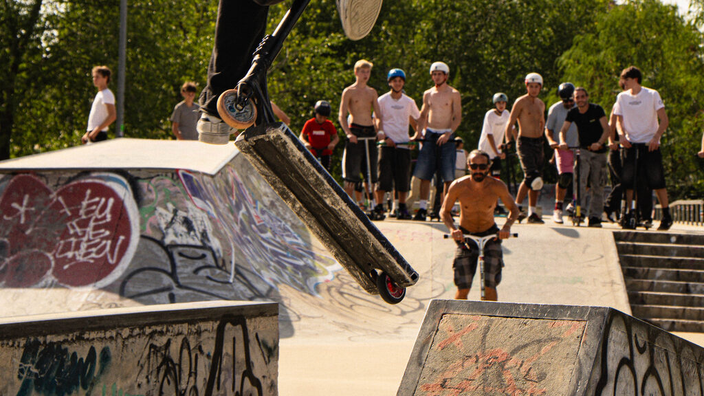 Contest di monopattino freestyle con il pubblico a bordo pista
