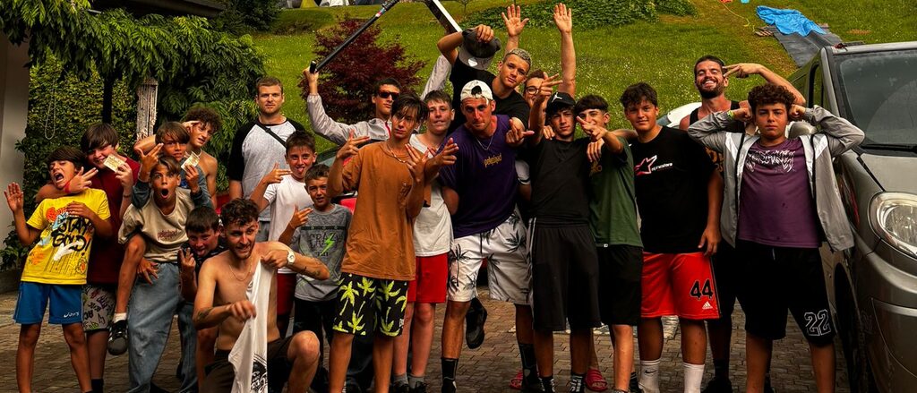La community Scootalia riunita, con i monopattini alzati