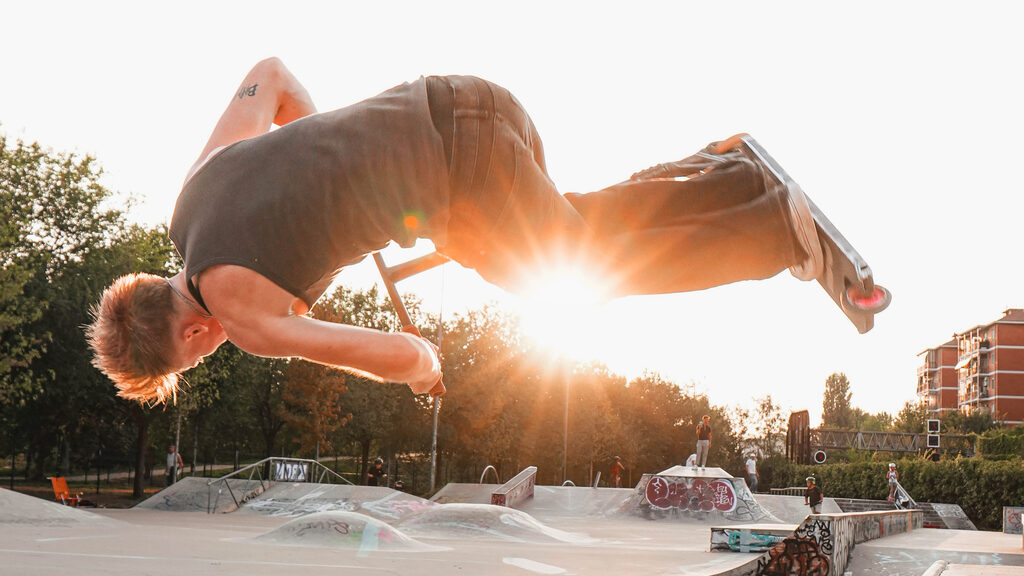 Backflip in controluce durante una jam Scootalia a Torino