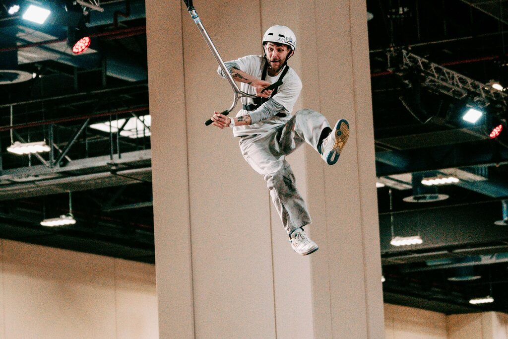 Rider Scootalia durante un trick
